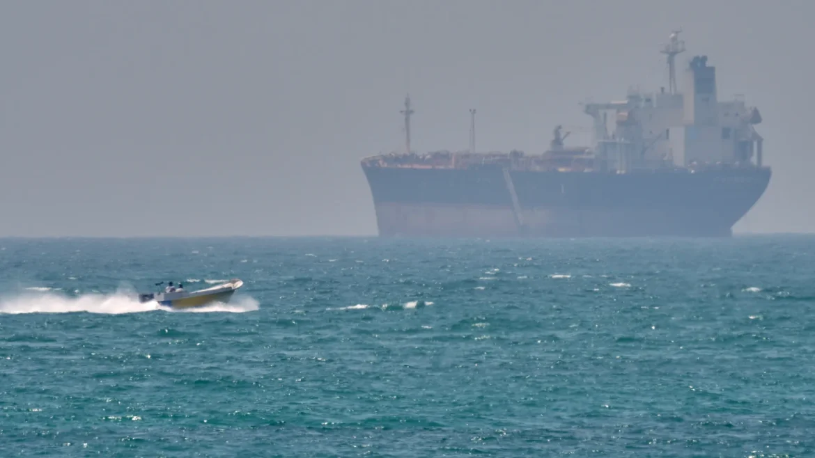 Teerão afirmou que disparou mísseis e ativou as defesas aéreas depois de um suposto ataque norte-americano a um navio-tanque iraniano no Estreito de Ormuz, numa escalada de tensão ainda sem confirmação independente por parte dos Estados Unidos.